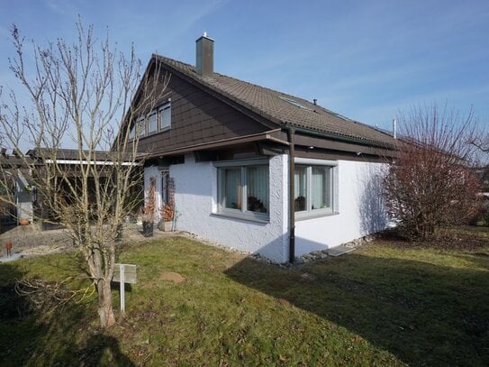 Einfamilienhaus mit ausgebautem Raum im Dachgeschoss, schönem Garten und 2 Garagen in ruhiger Ortsrandlage