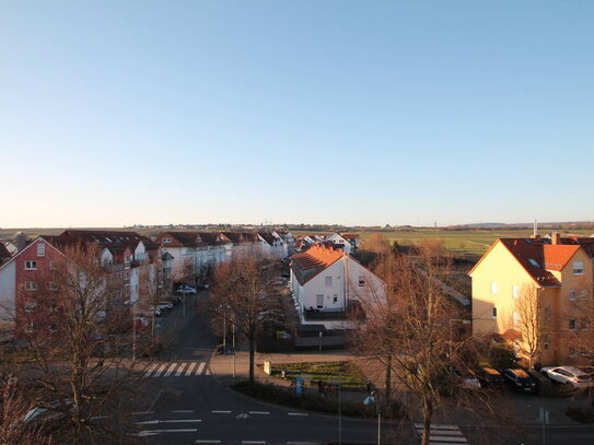 WG geeignete 4 Zimmer Penthouse-Wohnung mit EBK über den Dächern von Flörsheim