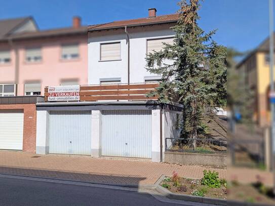 Doppelhaushälfte mit großem Garten, zwei Garagen und Potenzial zur Verwirklichung Ihrer Wohnträume