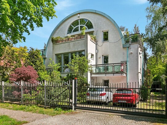 Dachgeschoss-Terrassenwohnung mit eigenem Gartenanteil von 368 m² und Carport