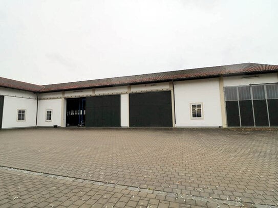 Große Lagerhalle mit hindernisfreier Zufahrt - 600m², 900m² oder 1.500m² zu vermieten