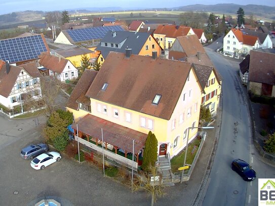 Großzügiges Mehrfamilienhaus mit Gewerbeeinheit in zentraler Lage