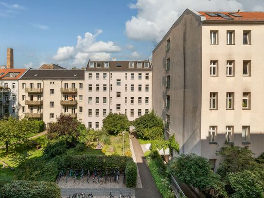 Top Investment im Simon-Dach-Kiez: 4-Zimmer-Dachgeschosswohnung mit ca. 4,8% Rendite in grüner Oase