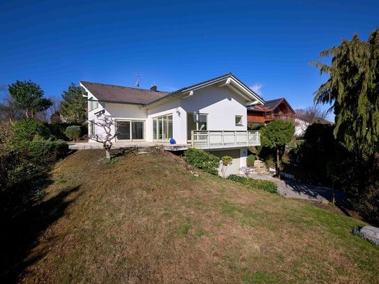 Zweifamilienhaus mit Potenzial: Ihr Traumhaus mit Weitblick in Berg