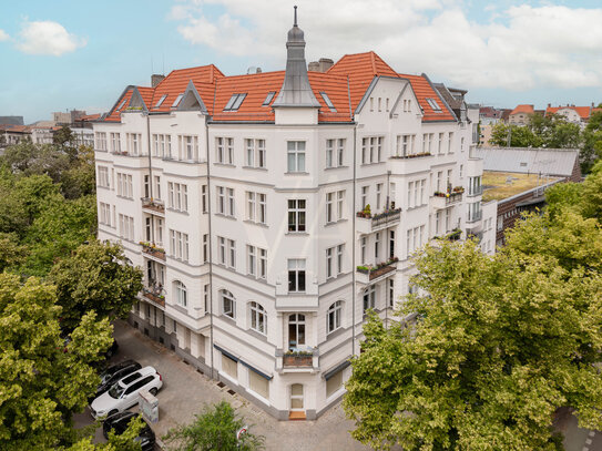 Luxurious Sunlit Apartment on Prestigious Schlüterstraße