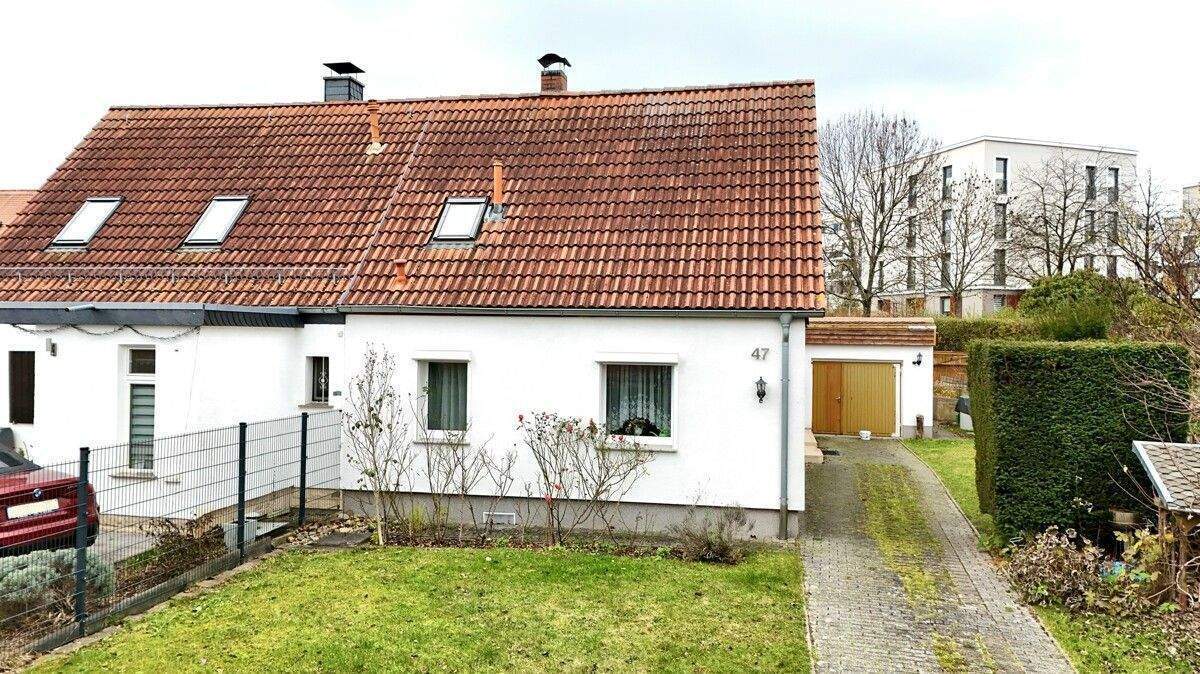 Sanierungsbedürftige Doppelhaushälfte mit Anbau und großzügigem Garten!