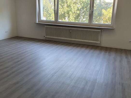 Renovierte 2.Zimmer/Küche/Bad/Balkon-TG-Stellplatz-Zentrumsnah!