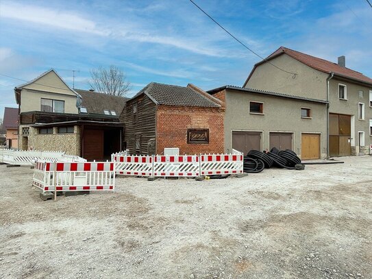 Zweifamilienhaus mit Hof, Garten und 3 Garagen