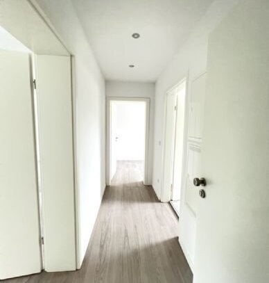 Helle sanierte 2 Zimmer Wohnung zentral in Zirndorf, neues Bad, neue Böden, Türen, Lan Anschluss