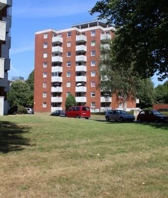 Vermietete Zwei-Zimmer-Wohnung im 6. OG mit Balkon und Fahrstuhl in Neumünster-Ruthenberg