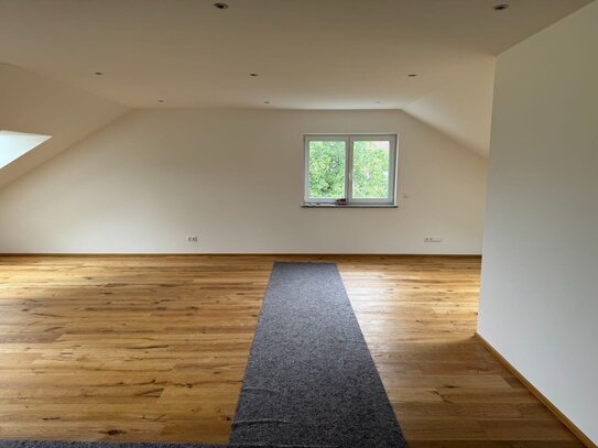 Neu sanierte Dachgeschoss Wohnung für Eigennutzung oder als Kapitalanlage, mit Loggia, Garage, Stellplatz und Keller