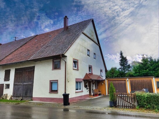 Kleines Bauernhaus mit Scheune