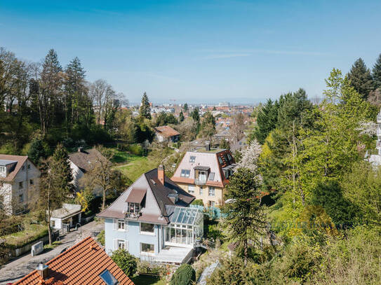 Seltene Gelegenheit! Stadt & Wald zum Greifen nah - Charmant Wohnen in Freiburgs feinster Hanglage!