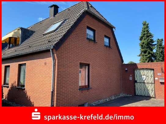 Kleine Doppelhaushälfte auf großem Grundstück mit Garage