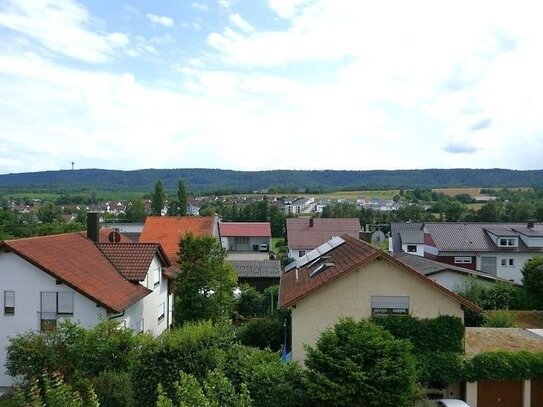 Aussichtslage, sonnige 3-Zi.-DG-Wohnung mit Südloggia, 74397 Pfaffenhofen