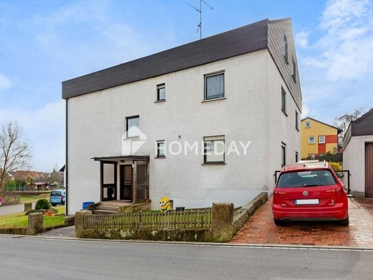 Attraktive Dachgeschosswohnung mit 3 Zimmern, Loggia und Garage in Baunach