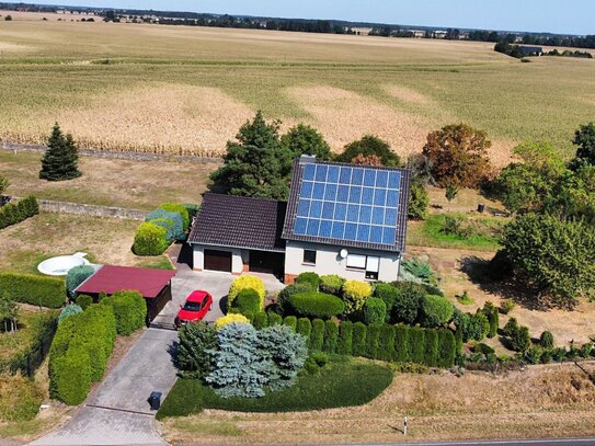 Fast Alleinlage - Gepflegtes Einfamilienhaus mit Photovoltaik, Garage und großem Grundstück in Torgau OT Werdau