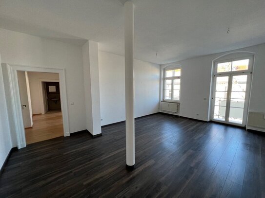 Komfortabel Wohnen in schönem Altbau * 3-Zi.-Wohnung zur Hofseite mit Balkon und Gäste-WC *