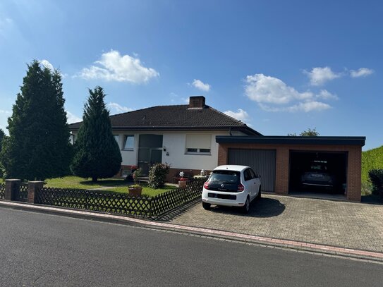 Freistehender Bungalow mit Einliegerwohnung und Doppelgarage in Baunatal OT