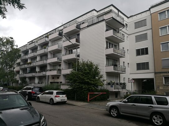 VERMIETETES APARTMENT IN SCHWABING MIT EXTRA-KÜCHE UND TAGESLICHTBAD