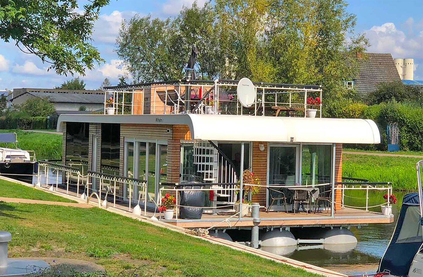 Großes Hausboot mit 4 Zimmern in der Mecklenburger Seenplatte