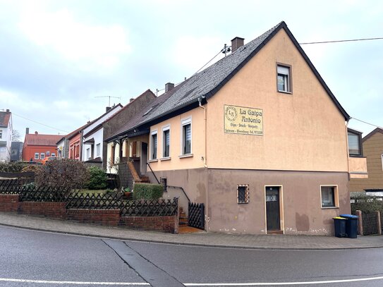 Rohdiamant + Einfamilienhaus mit Garten in zentraler Lage von Elversberg zu erwerben