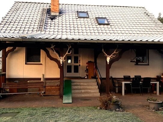 Freistehendes Einfamilienhaus mit überdachter Terrasse, Garage und Garten