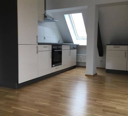 1 Grundmiete frei bei Anmietung bis zum 30.06.2025! Tolle 3 Zimmer-Dachgeschoß-Wohnung mit Einbauküche!