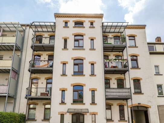 Sonniger Balkon sowie neue Einbauküche und Tageslichtbad mit Wanne