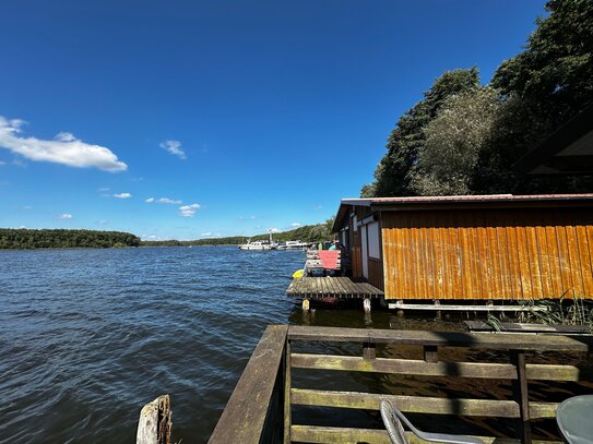 Bootshaus am Mirower See, Steg und Terrasse auf dem Wasser, Anglertraum