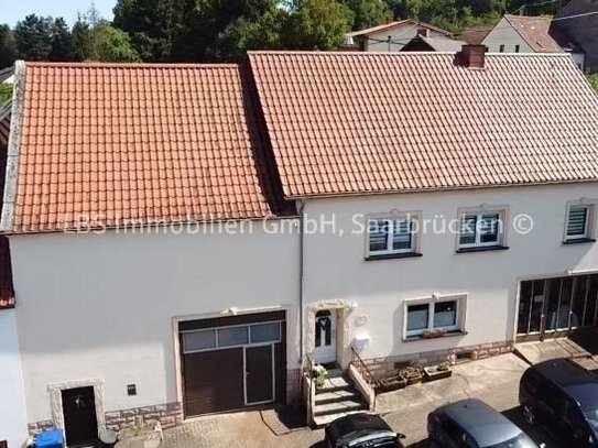 Teilrenoviertes Einfamilienhaus mit großem Garten und einer Garage