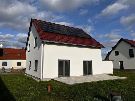 Energieeffizientes Wohnen: Eigenen Strom erzeugen und Heizkosten sparen!!! Bezugsfertiges EFH!!!