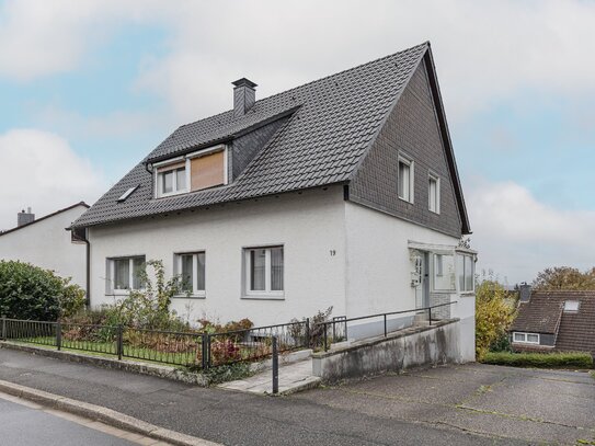 Mit Weitsicht über Homberge: Ein- bis Zweifamilienhaus mit Terrasse, Garagen und kleinem Garten!