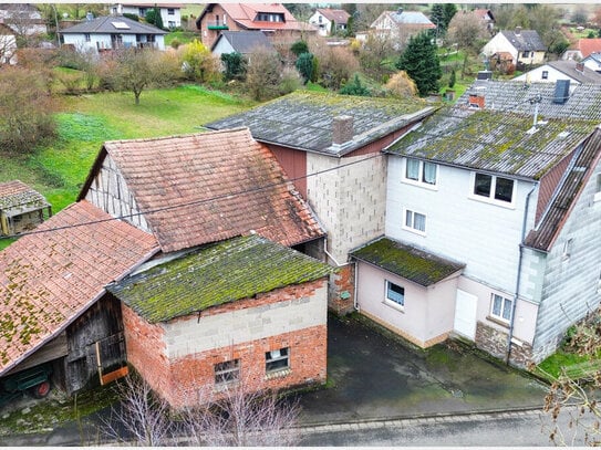 Einfamilienhaus mit großzügigen Nebengebäuden!