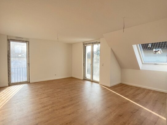 *Weihnachten im neuen Zuhause* bezugsfertige 3-Zimmer-Dachgeschosswohnung mit Balkon