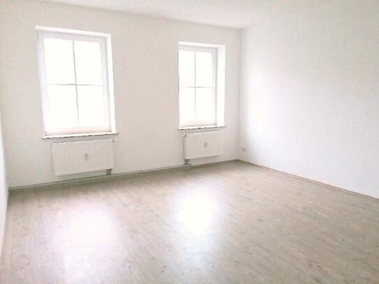 !! 4-Zimmer-Wohnung mit 2 Bädern, Balkon und PKW-Stellplatz !!