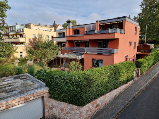 Haus im Haus - Maisonette-Wohnung mit zwei Balkonen, eigenem Keller und Stellplätzen