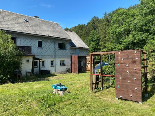 Seltene Gelegenheit fantastisches Grundstück mit Bauernhaus, Scheune und einem Bachlauf!