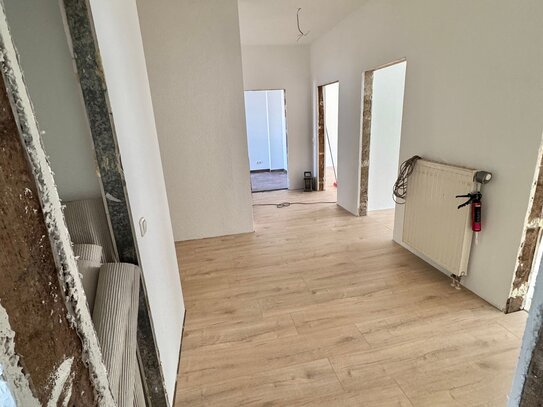 ==Schöne 4.Zimmer-Wohnung, neu saniert mit Westbalkon in Debschwitz==