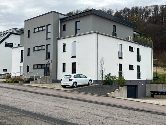 Tawern, 3-Zimmer-Neubauwohnung im 1. Obergeschoss mit Balkon,