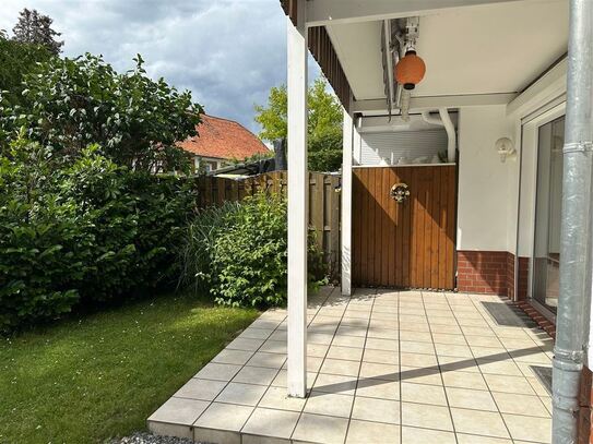 Drei Zimmer Erdgeschosswohnung mit Terrasse, Garten und Garage zu kaufen!