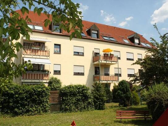 ++ Schöne und gepflegte 2-Raum-Wohnung mit Balkon, EBK und TG-Stellplatz in Dresden Dobritz++