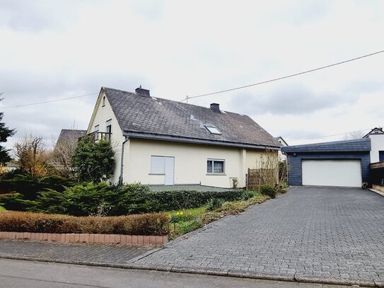 Gemeinde Höhn: Ein- bis Zweifamilienhaus mit großer Garage und schönem Areal