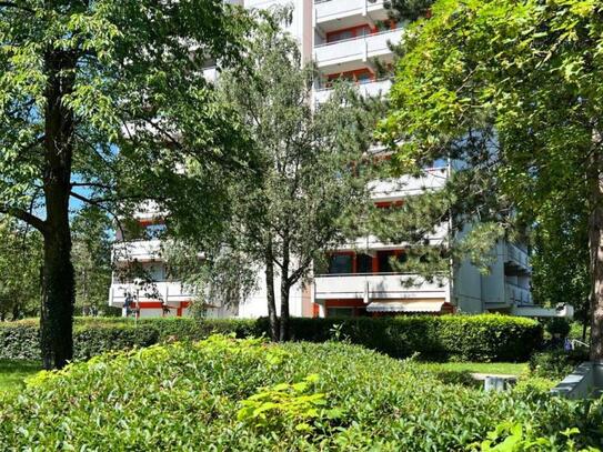 Zentral gelegenes Wohnen in Unterschleißheim - großer Balkon mit Blick ins Grüne