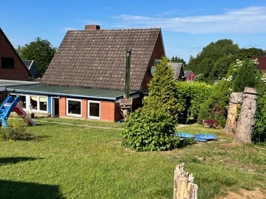 Gepflegtes 4-Zimmer-Einfamilienhaus mit Anbau, Keller, Garage und großem Garten in ruhiger Lage