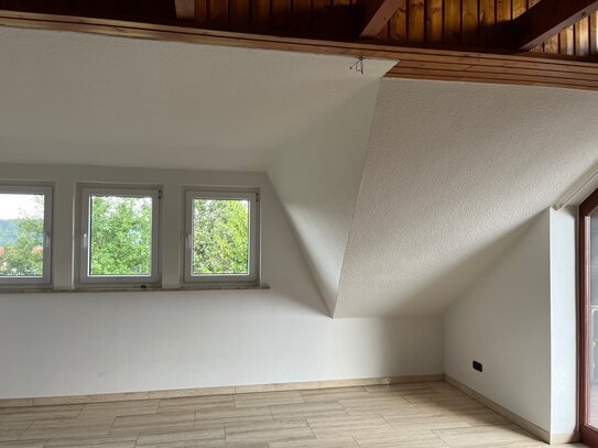 Helle Dachgeschosswohnung mit Fußbodenheizung und Balkon