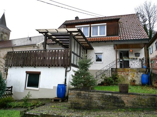 Gepflegtes Haus mit Garten und Garage - sofort frei!