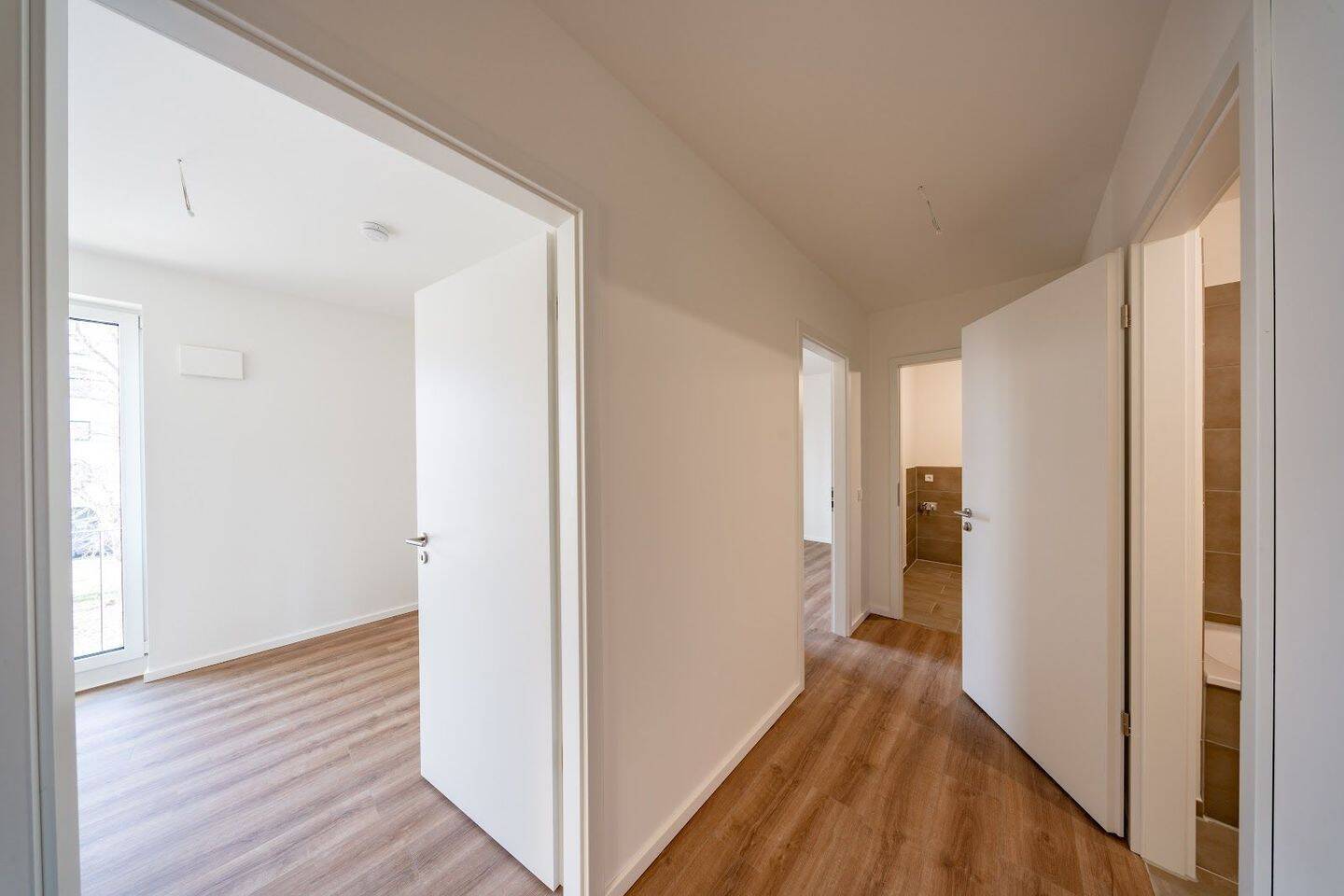 Neubauwohnung im Erstbezug mit Fußbodenheizung und Balkon ab sofort verfügbar - Photo 1