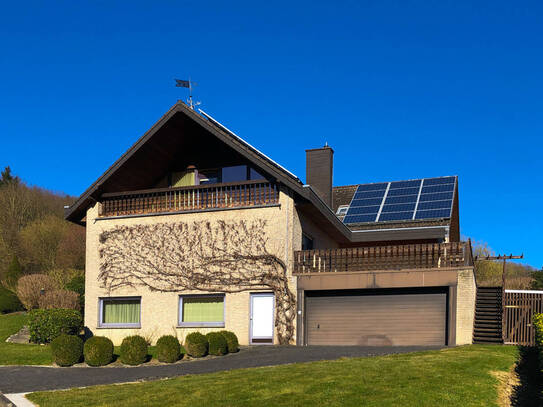 DACHGESCHOSSWOHNUNG IM ZWEIPARTEIENHAUS MIT ÜBERDACHTEM BALKON UND ZWEI STELLPLÄTZEN