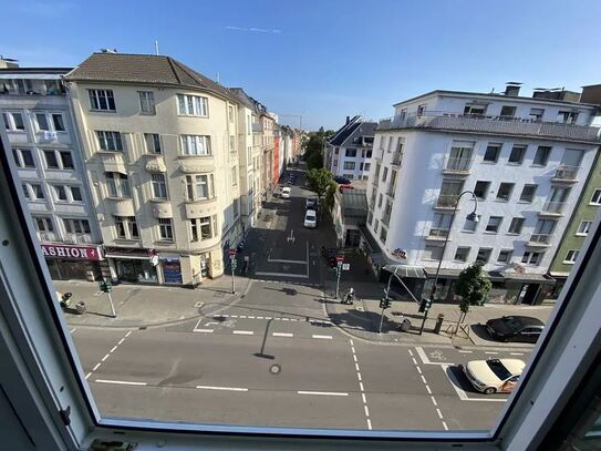 Modernisierte 2-Zimmer-Wohnung mit Balkon und EBK in Mulheim, Koln....